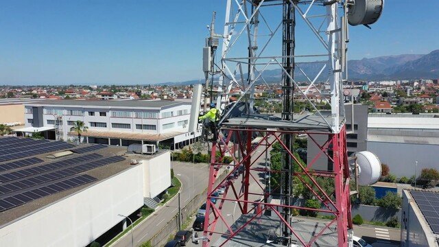 Vodafone testet Mobilfunkantenne mit Roboterarm in Tirana